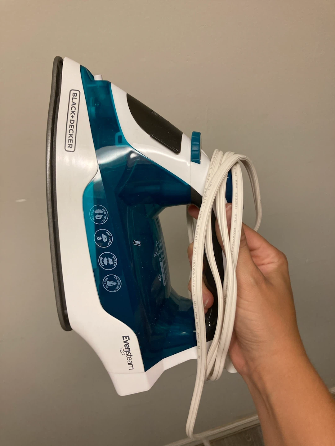 MOVING SALE : Brand New BLACK+DECKER TrueGlide Steam Iron - photo 3