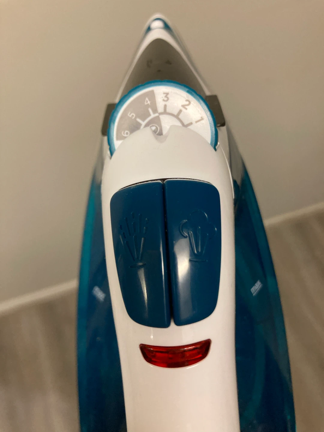 MOVING SALE : Brand New BLACK+DECKER TrueGlide Steam Iron - photo 4