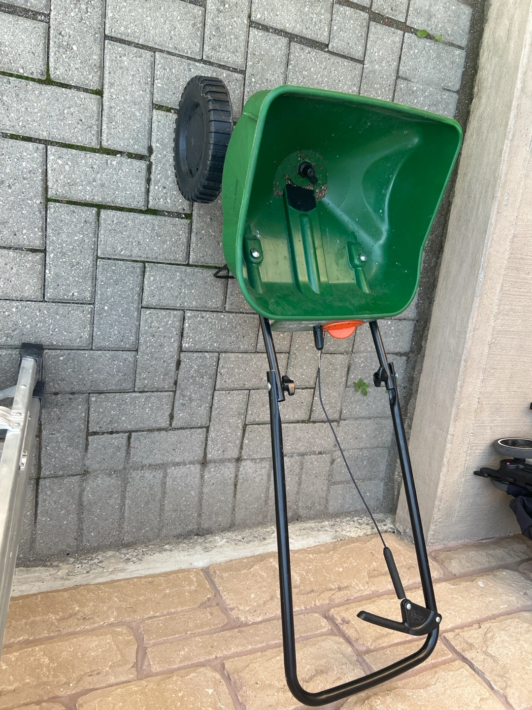 Scotts Turf Builder EDGEGUARD MINI Spreader