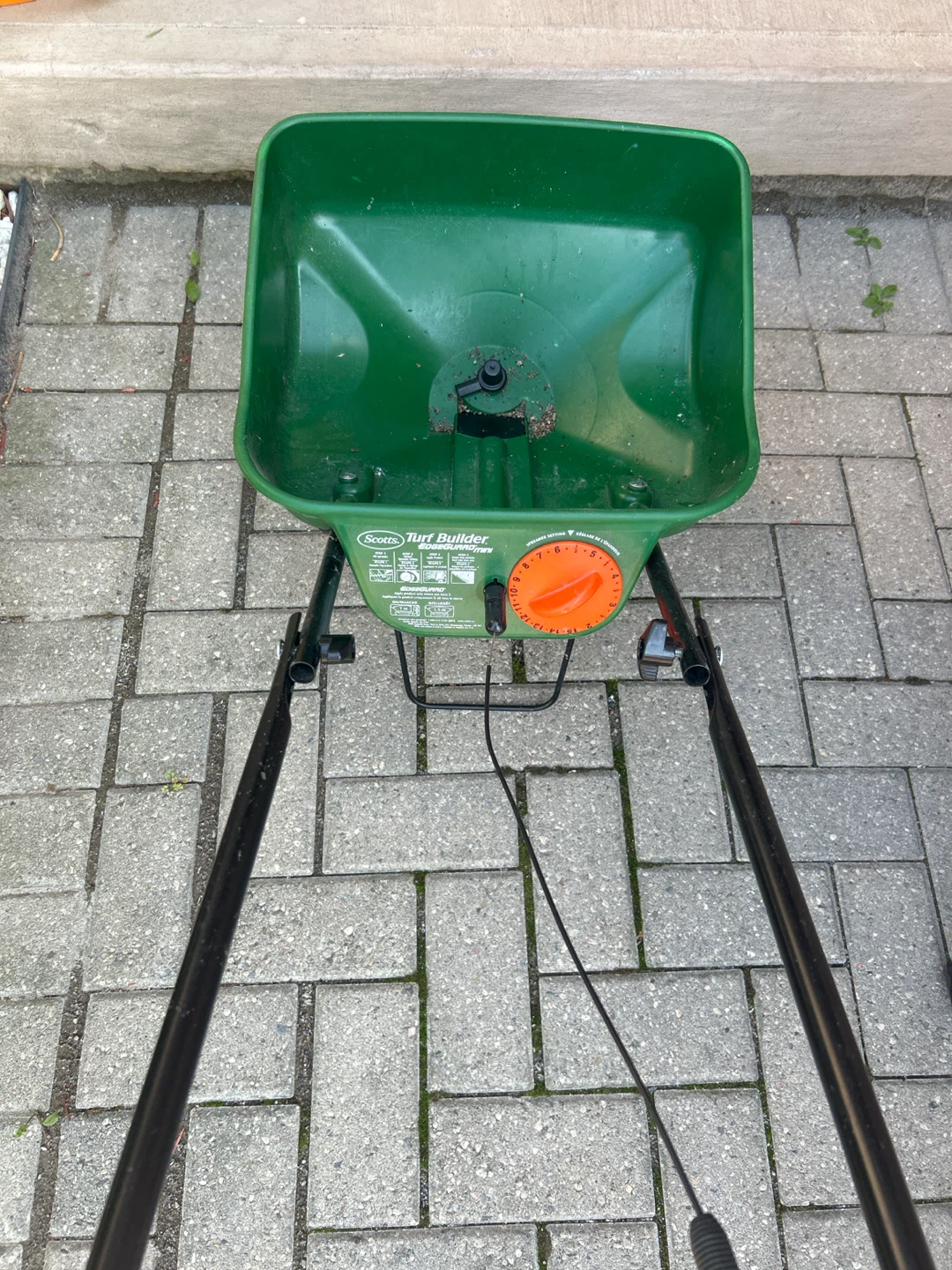 Scotts Turf Builder EDGEGUARD MINI Spreader - photo 2