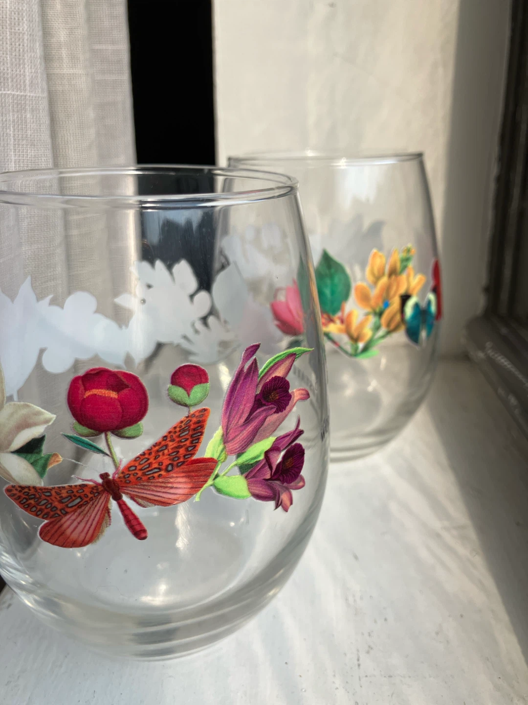 2 stemless wine glasses