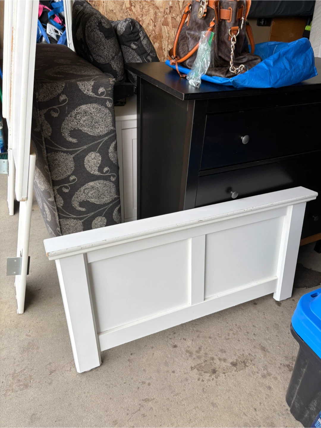 White Wooden Twin Bedframe - photo 2