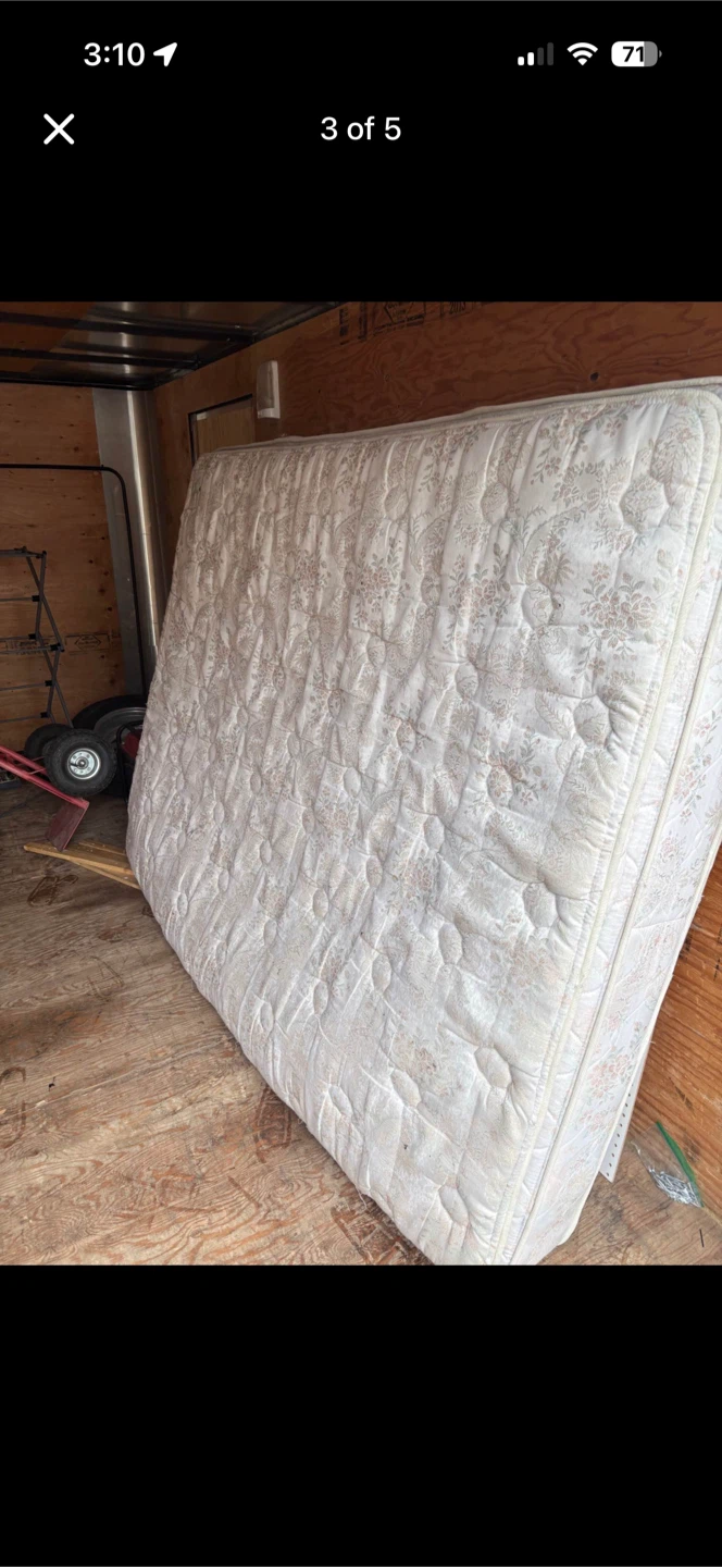 Queen Wooden Bed Frame and Mattress - photo 3