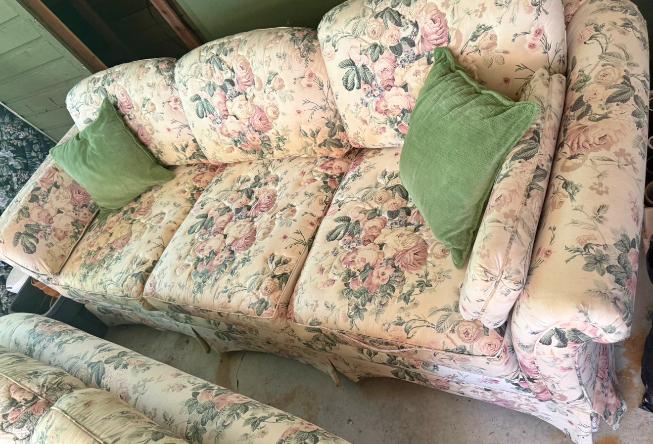 Floral Love seat Sofa Couch for Free!! - photo 4