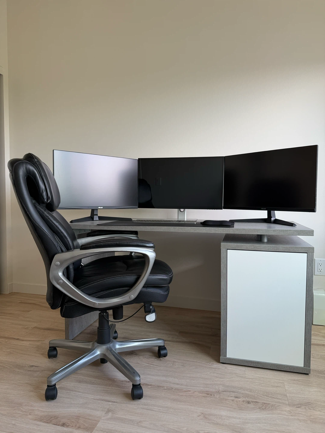 Complete Triple Monitor Gaming / Office Desk Setup