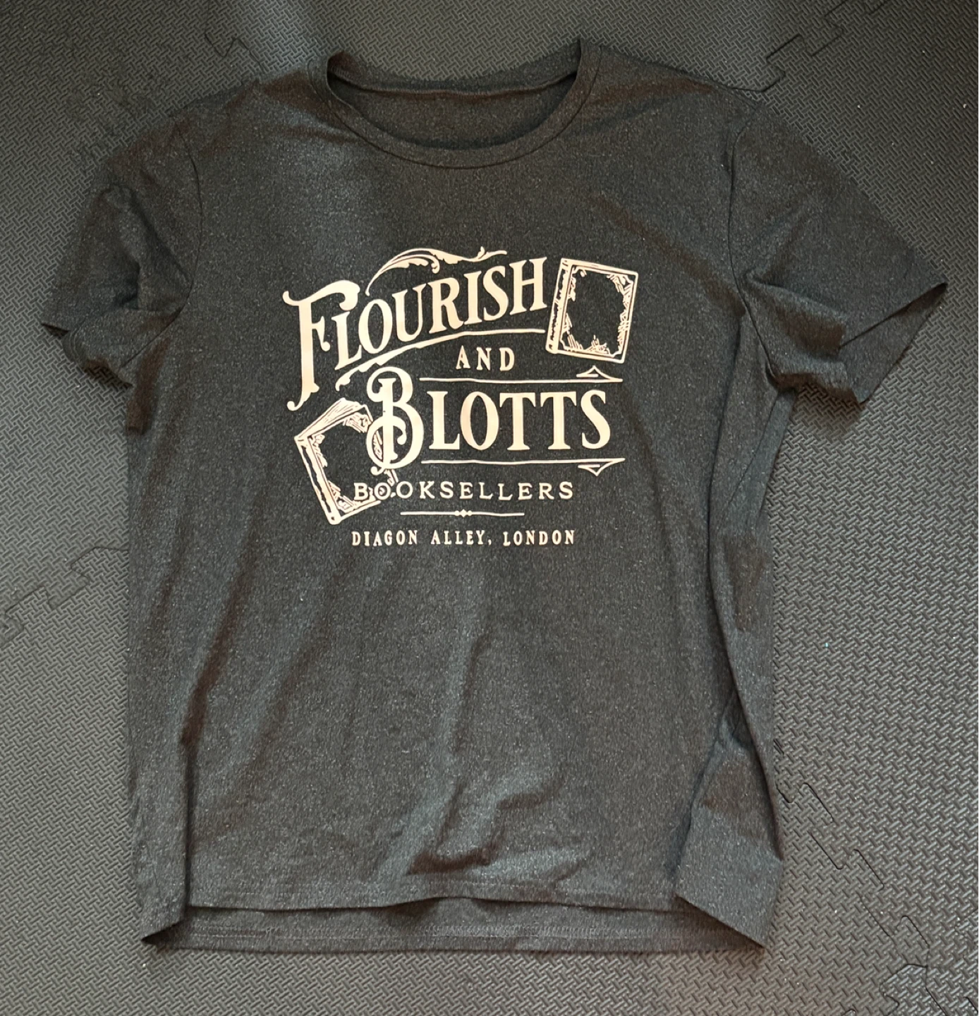 Flourish and Blotts (Harry Potter) T-Shirt - Size M/L