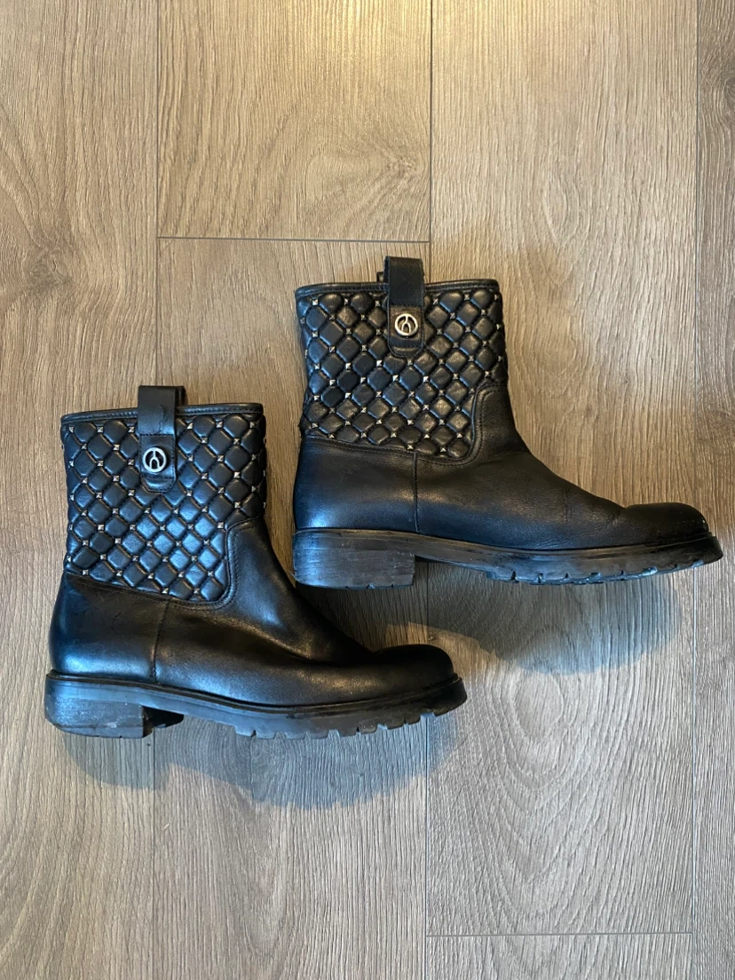 Wishbone boots