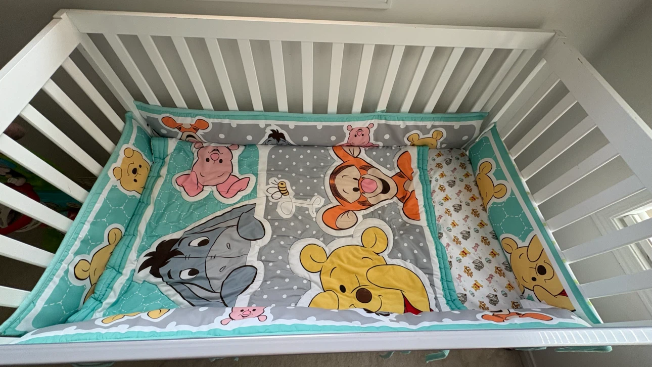 Baby crib with Winnie the Pooh Quilt and Mattress Set - photo 2