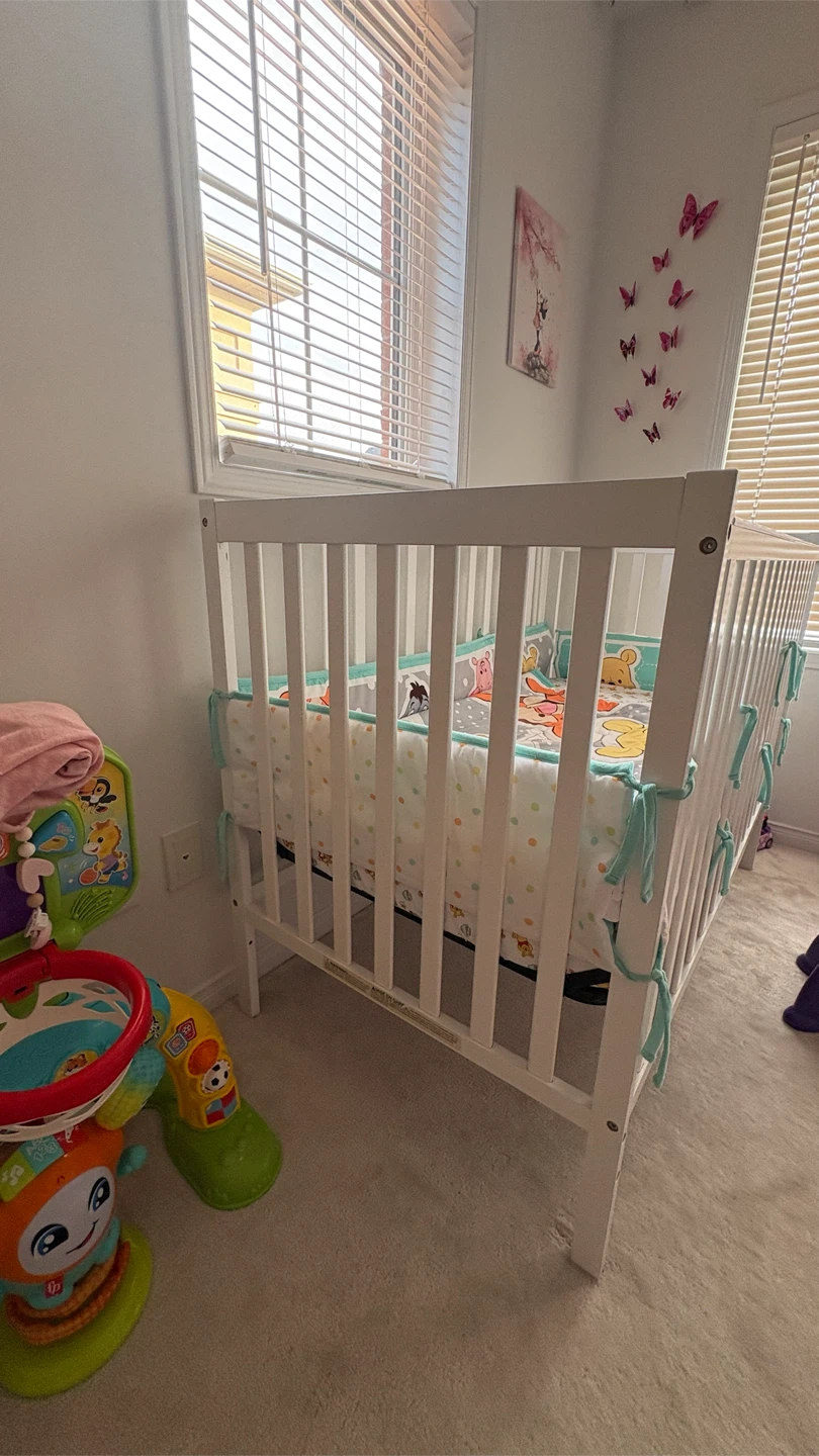Baby crib with Winnie the Pooh Quilt and Mattress Set - photo 4