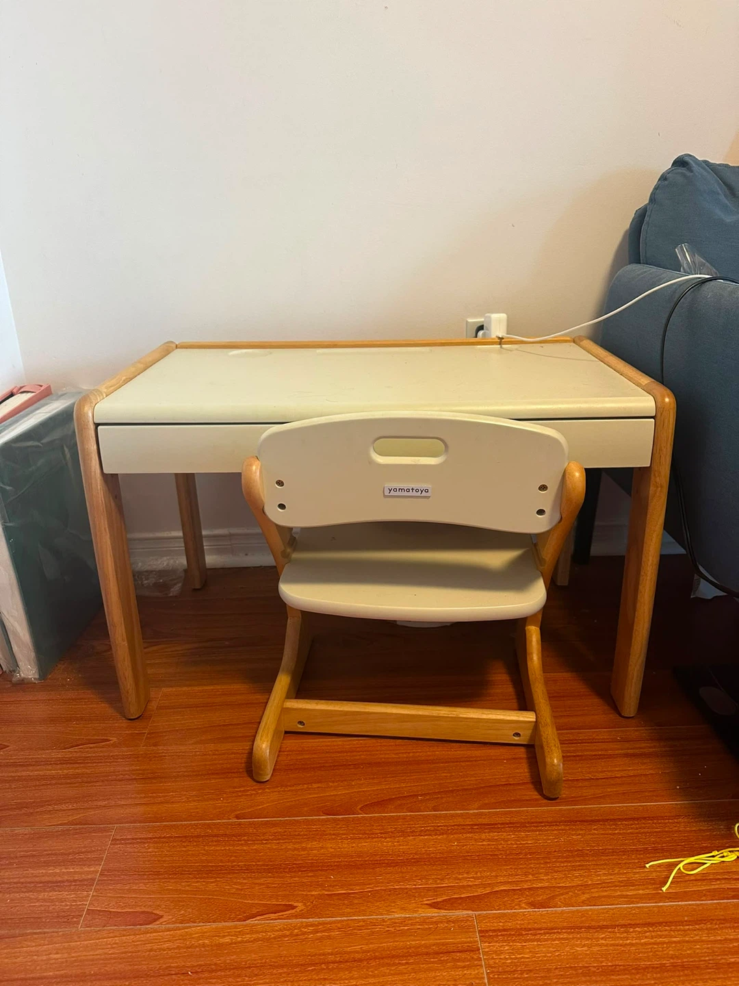 Yamatoya Children's Desk and Chair Set