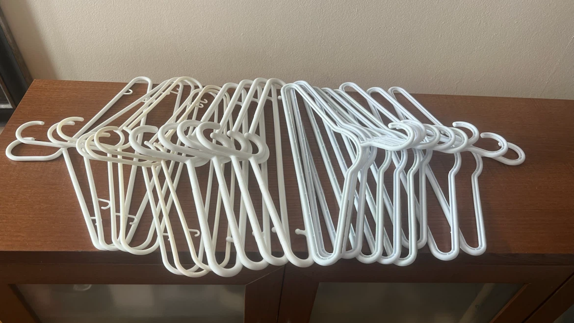 Set of 20 Assorted Plastic White Hangers - photo 2