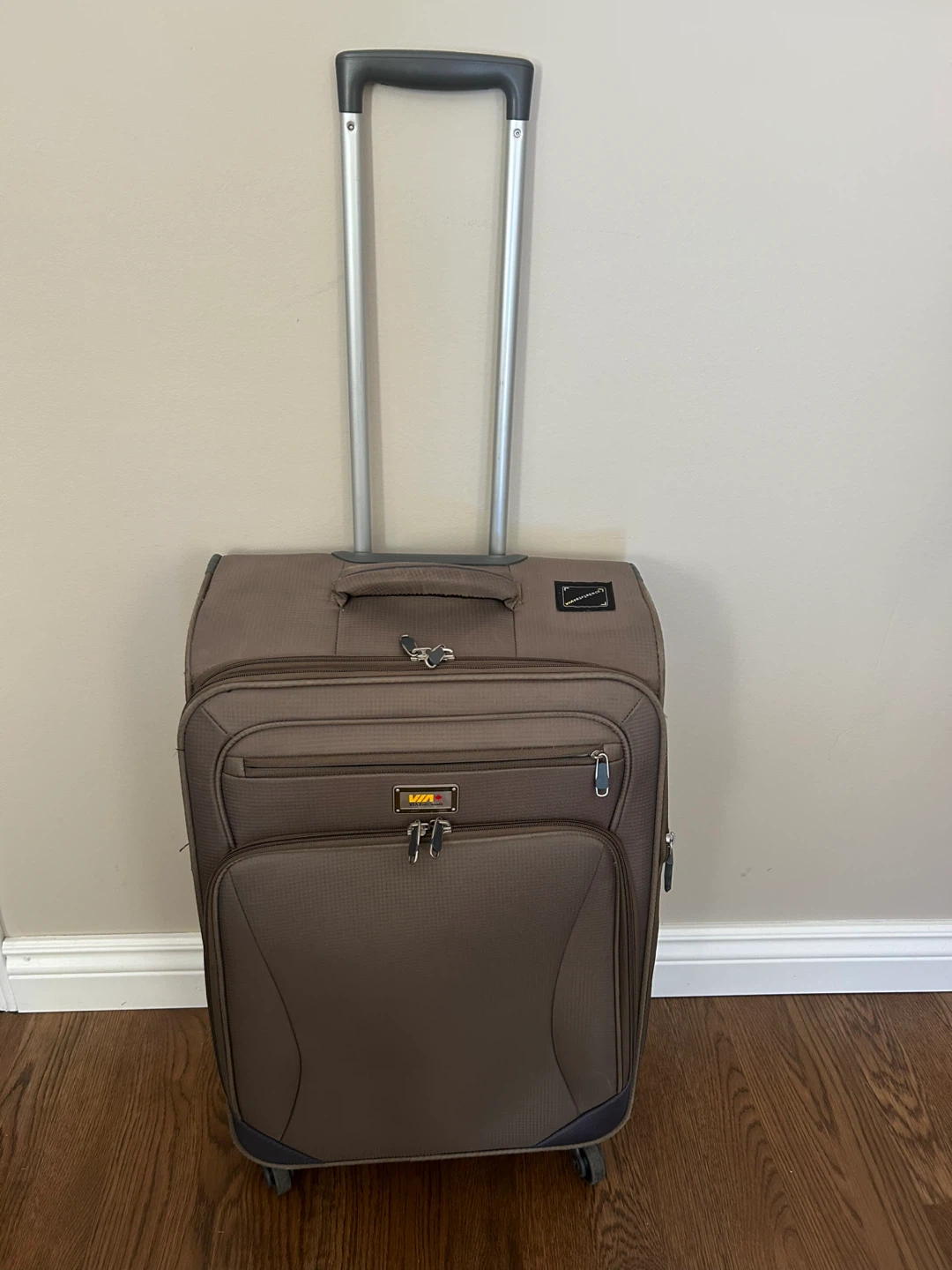 GREAT 26” TALL LIGHTWEIGHT, EXPANDABLE, SPINNER SUITCASE )
