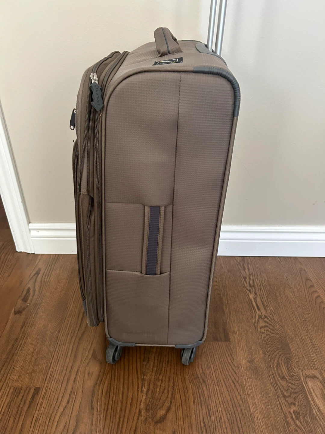GREAT 26” TALL LIGHTWEIGHT, EXPANDABLE, SPINNER SUITCASE ) - photo 3