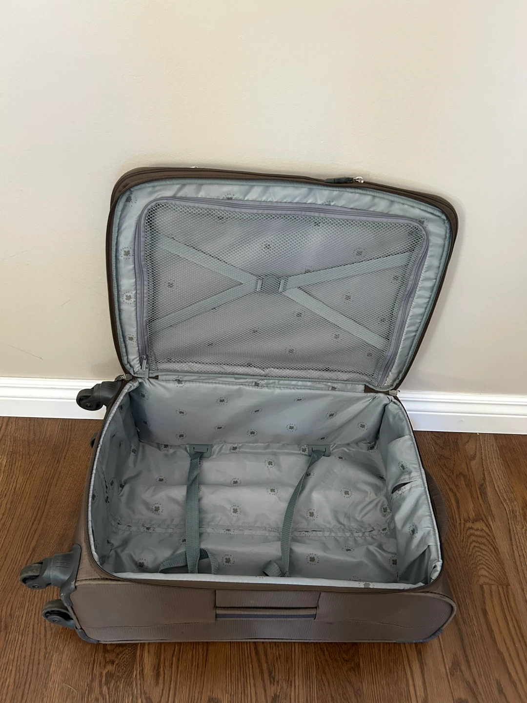 GREAT 26” TALL LIGHTWEIGHT, EXPANDABLE, SPINNER SUITCASE ) - photo 5