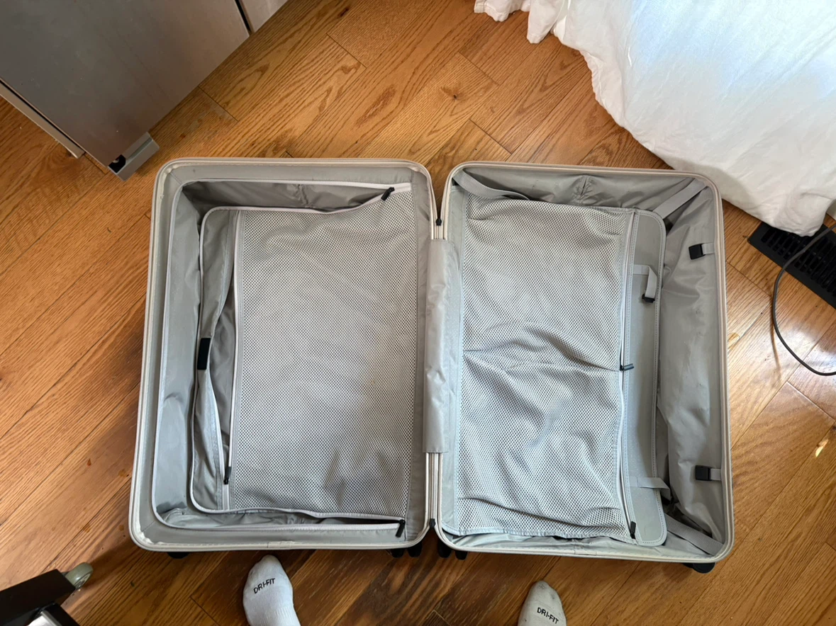 Monos Luggage size Large.