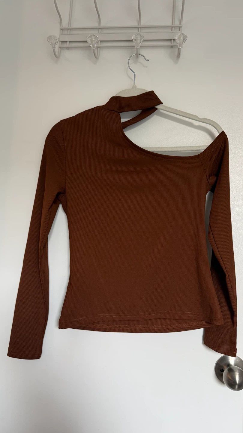 Ribbed Cut-Out Long Sleeve Top
