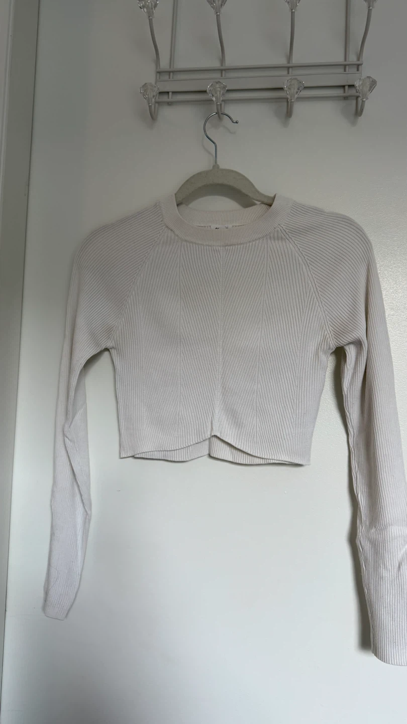 White ribbed long-sleeve crop top