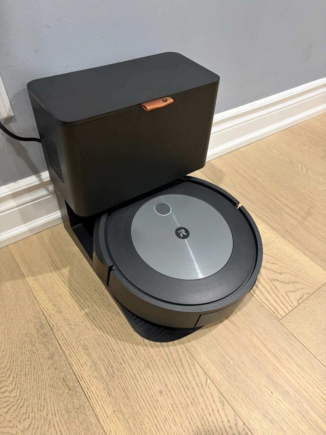 iRobot Roomba j5+ with Self-Emptying Base