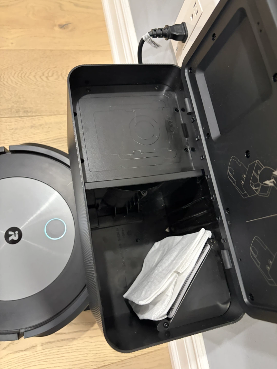 iRobot Roomba j5+ with Self-Emptying Base - photo 4