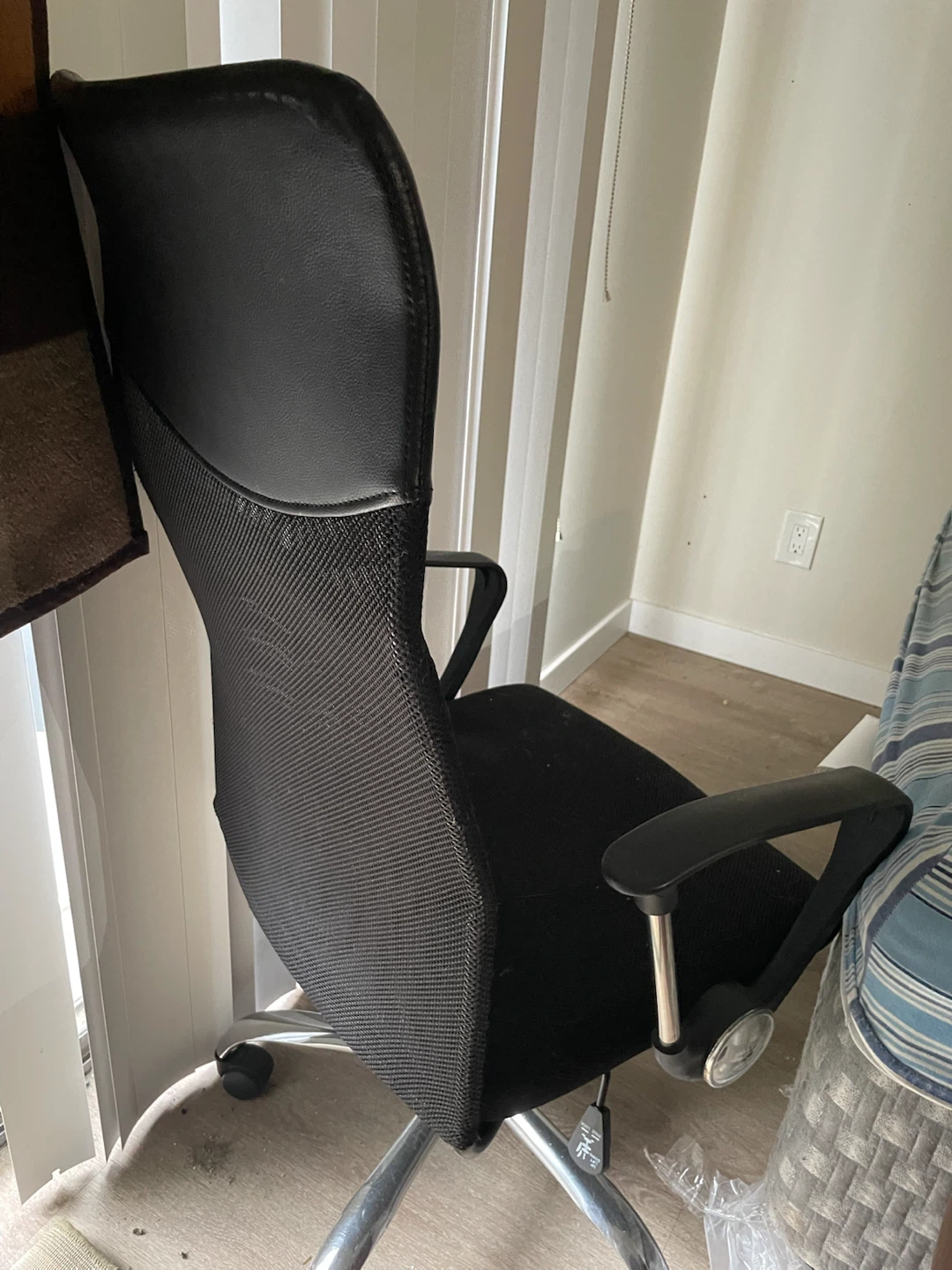 Black Mesh Office Chair - photo 3