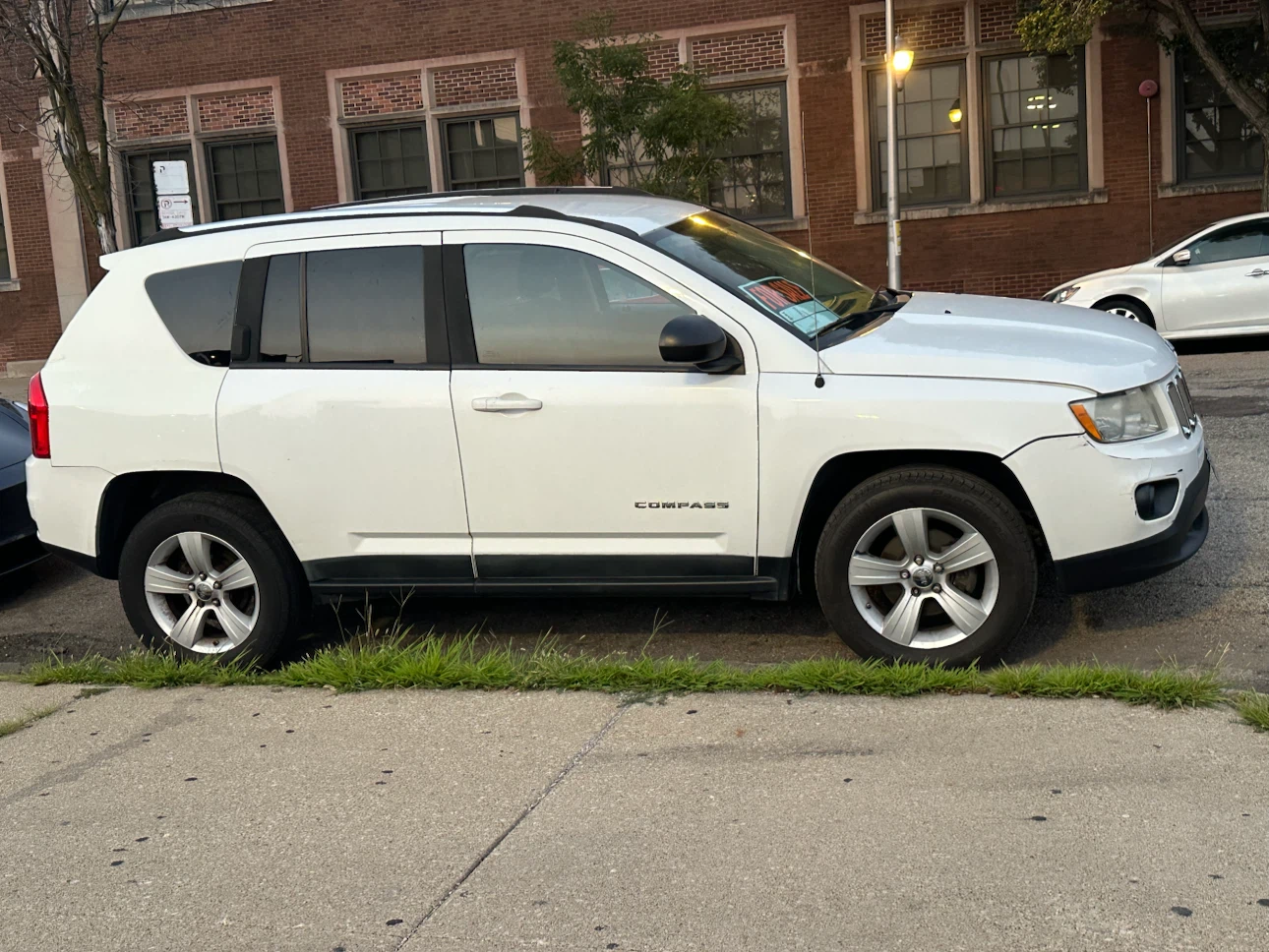 White Jeep Compass - photo 3