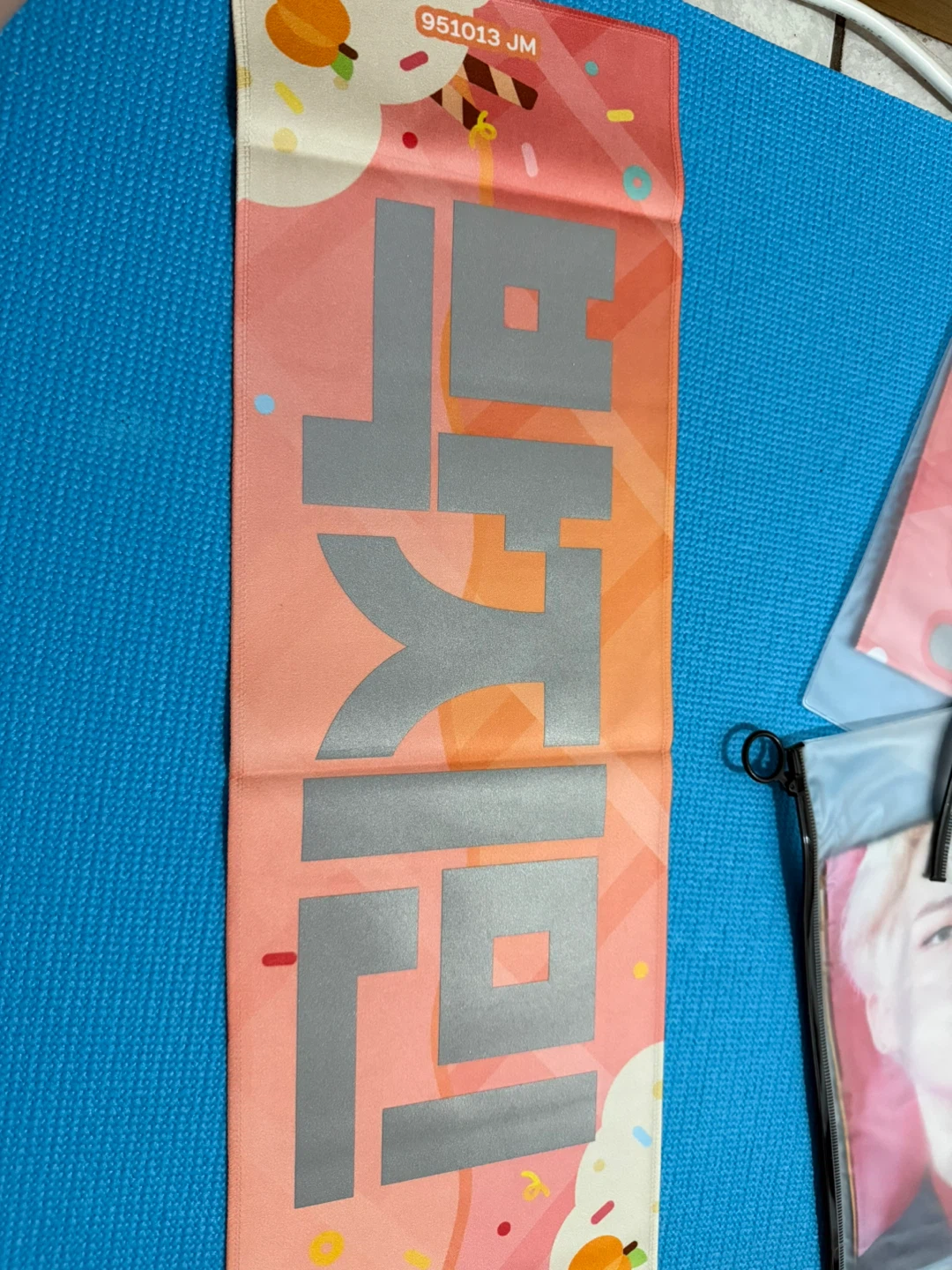 BTS reflective cheering slogan - photo 4