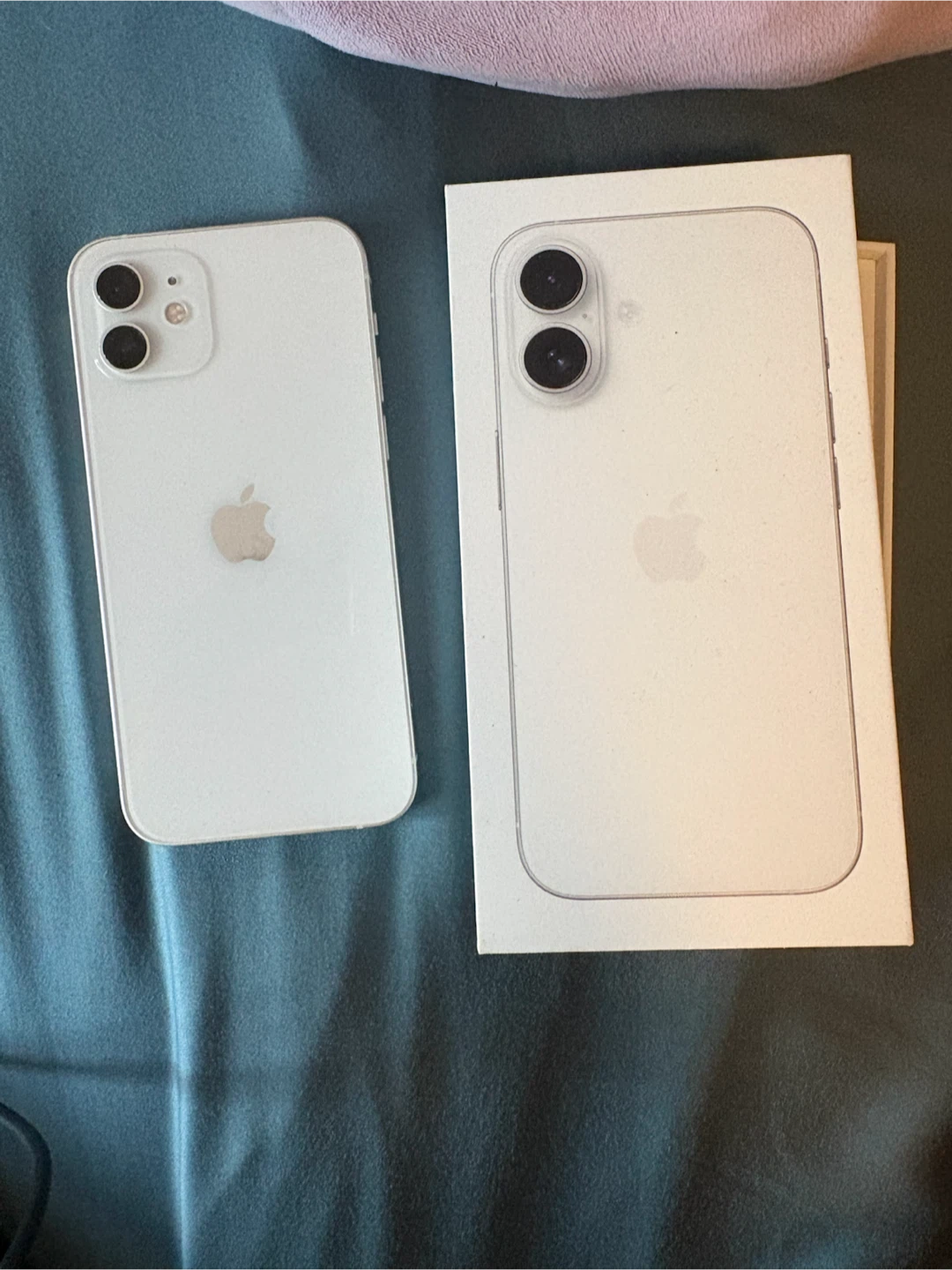 iPhone 12 White for parts or repair (DOESNT TURN ON)