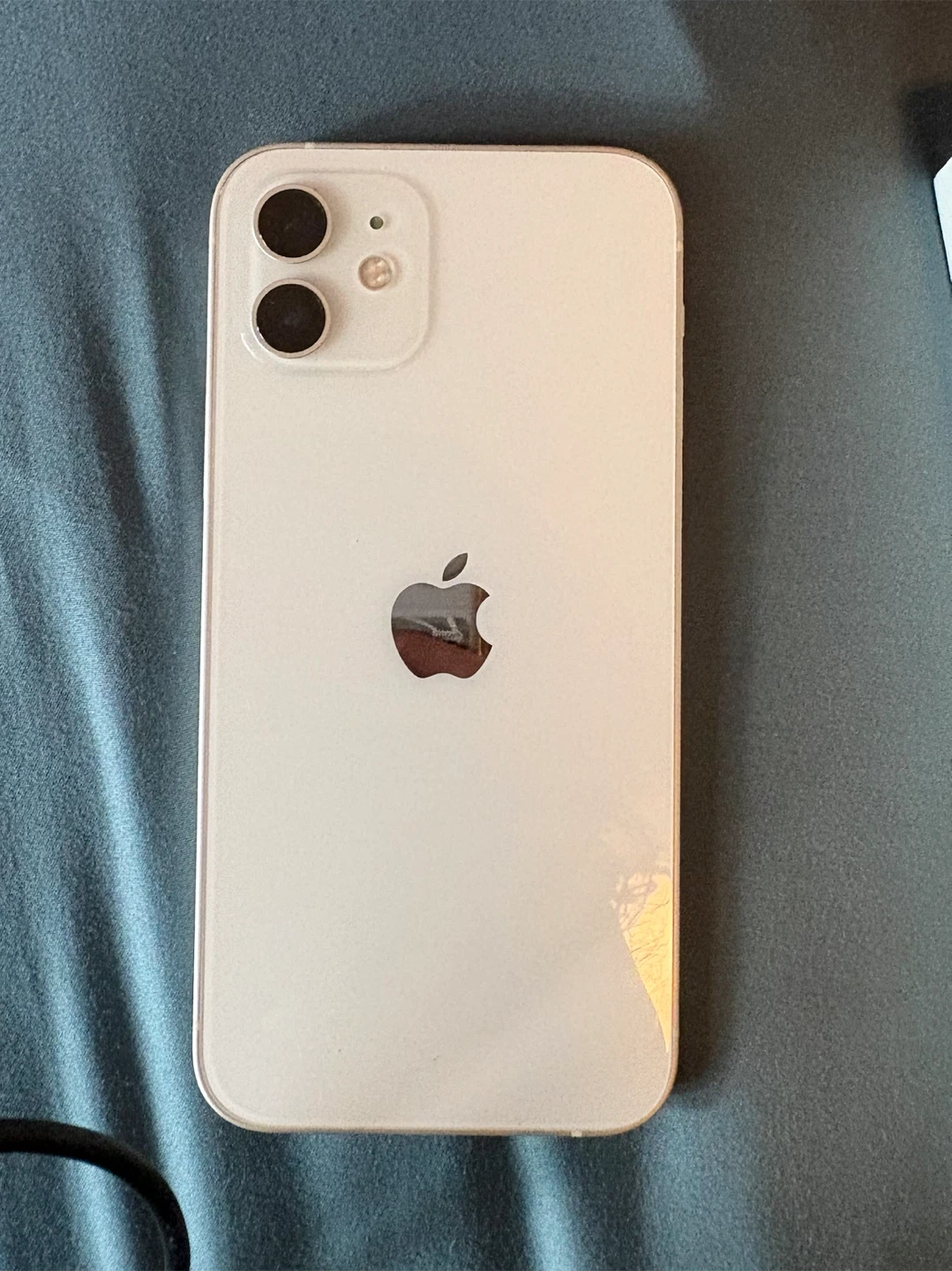 iPhone 12 White for parts or repair (DOESNT TURN ON) - photo 2