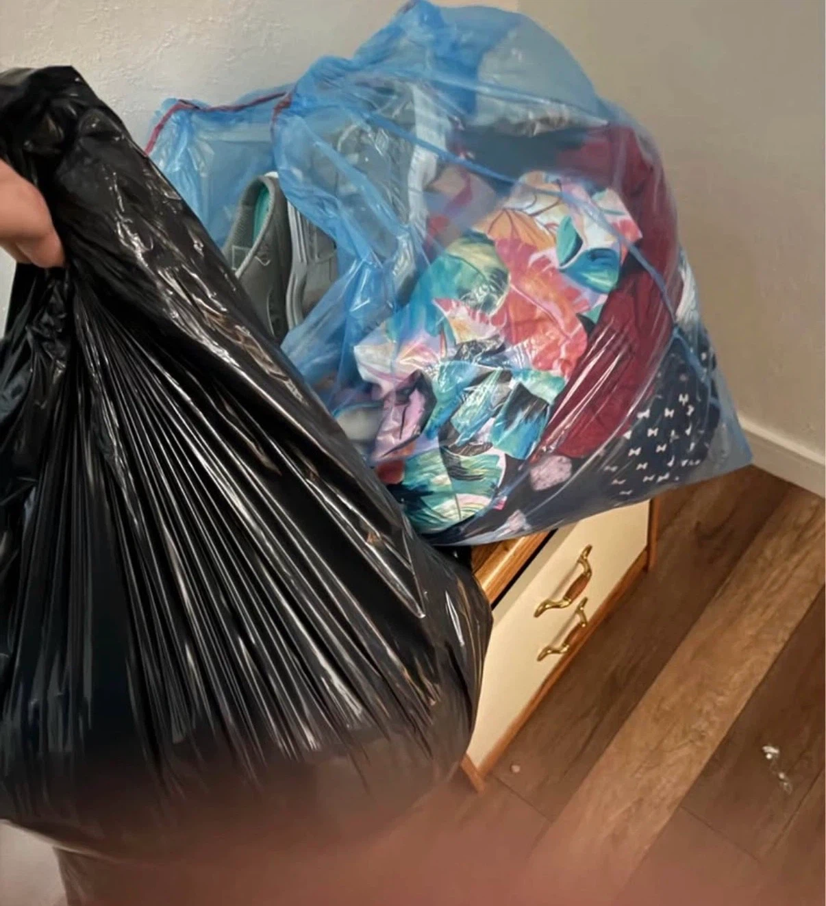 12 garbage bags full of clothes - photo 2