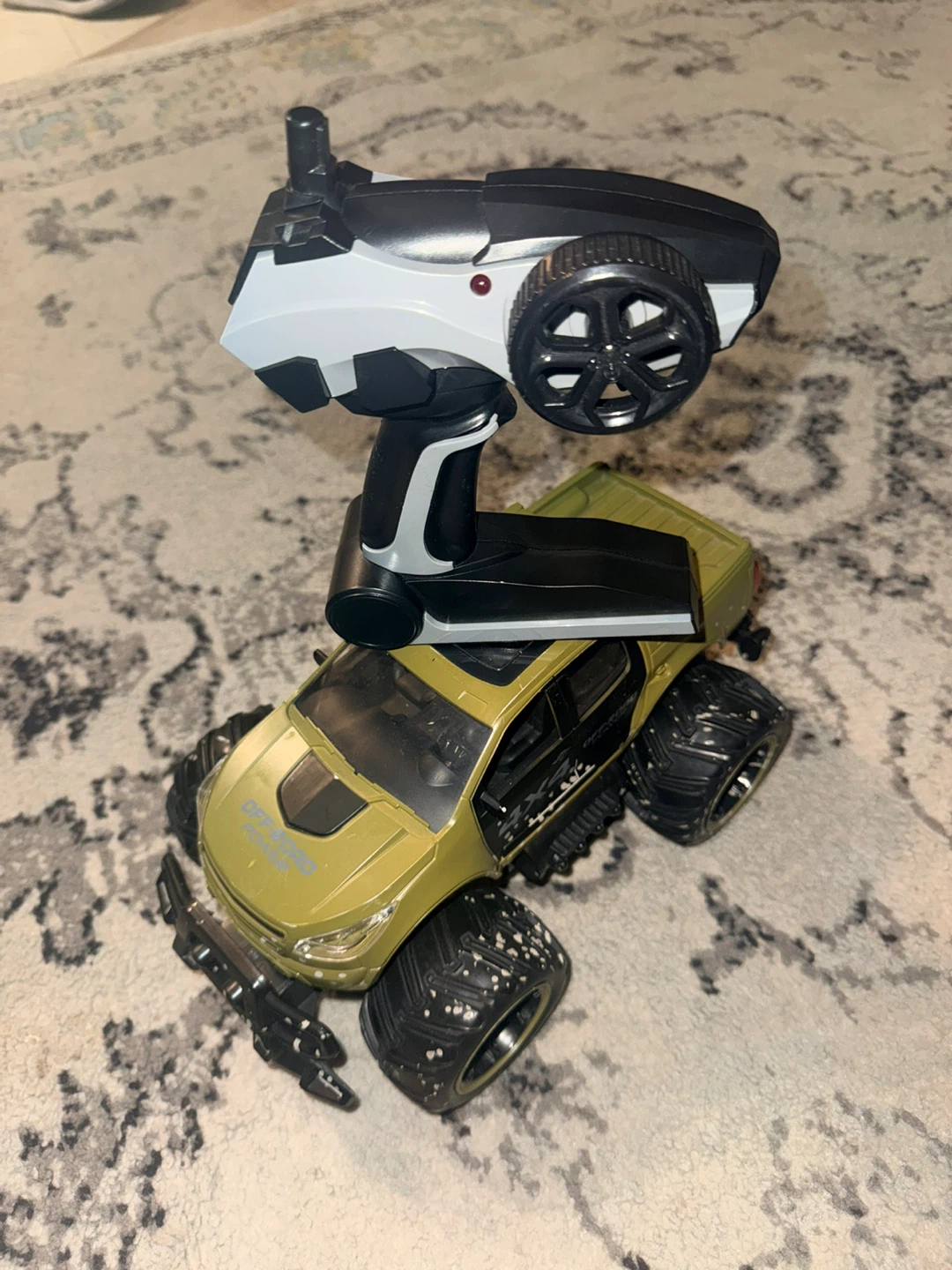 RC MONSTER TRUCK W/ 12 RECHARGEABLE BATTERIES - photo 4