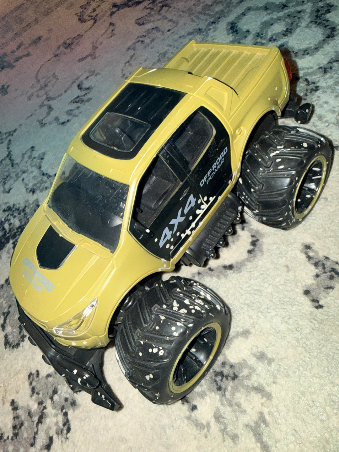 RC MONSTER TRUCK W/ 12 RECHARGEABLE BATTERIES - photo 5