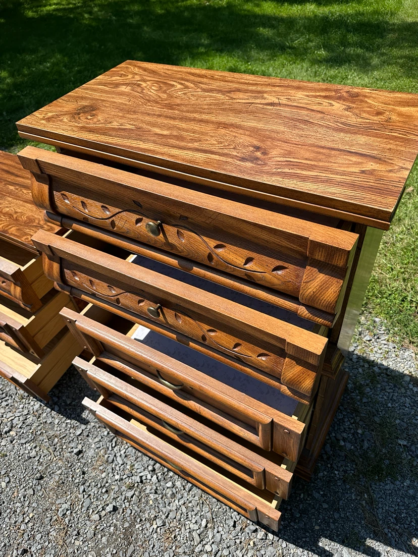 Vintage 1970s Mediterranean Oak Finish Dresser Set (CAN DELIVER) - photo 3