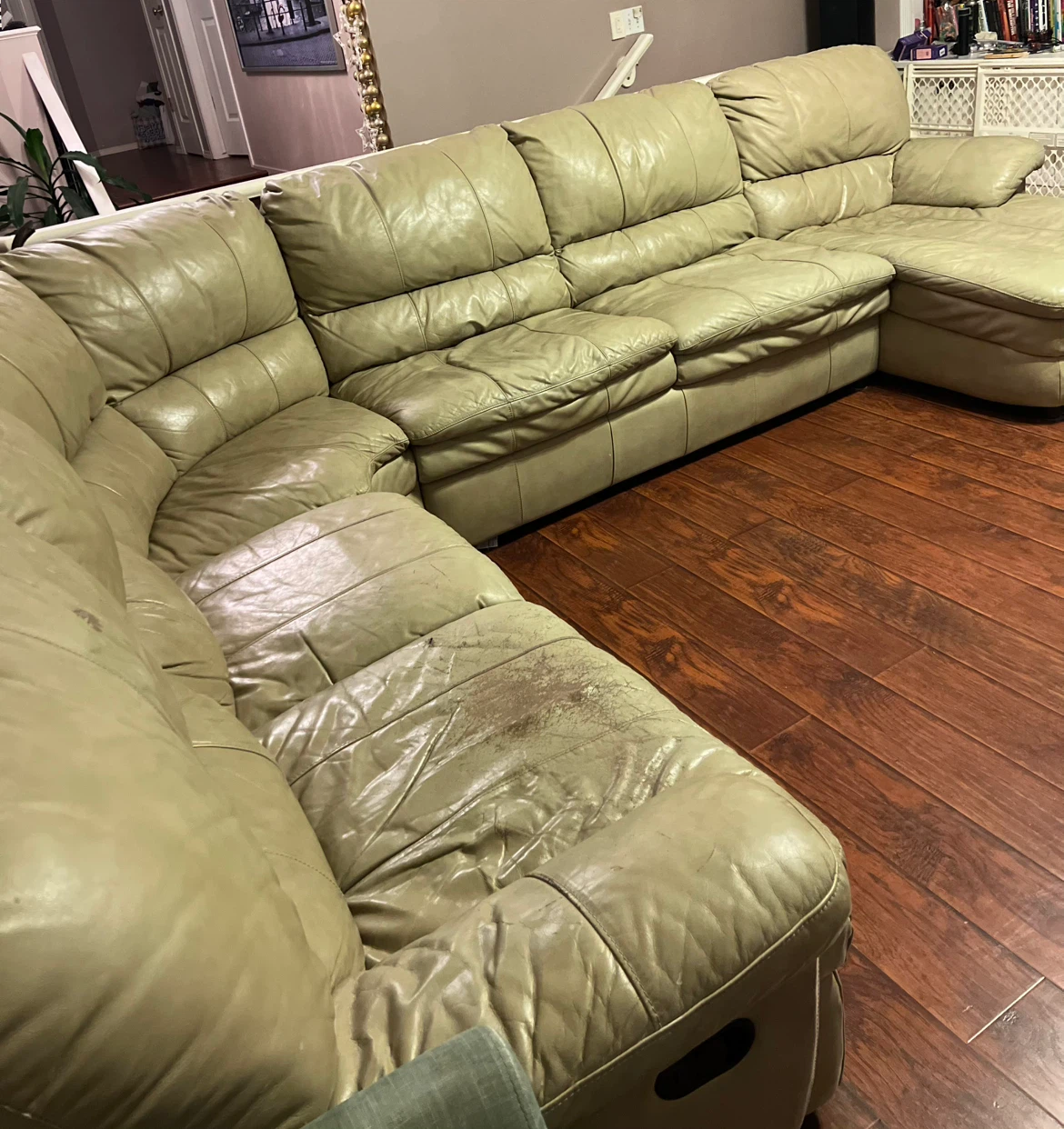 Large sectional couch - photo 3
