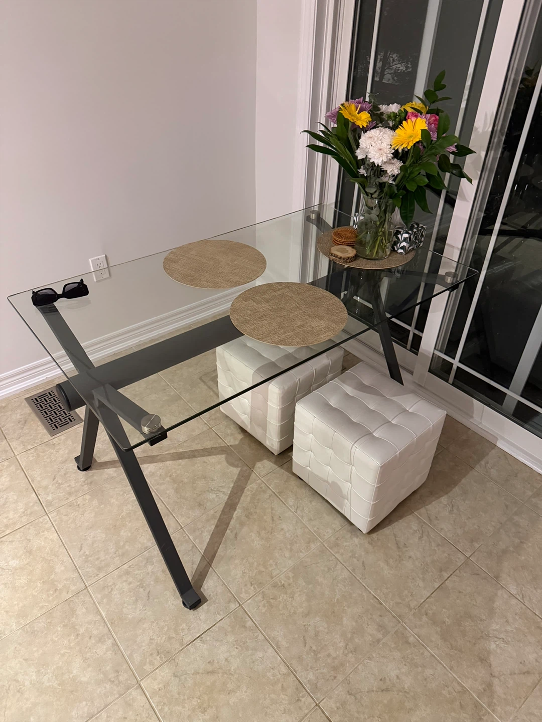 Glass Table with Metal Legs / 2 White stool!