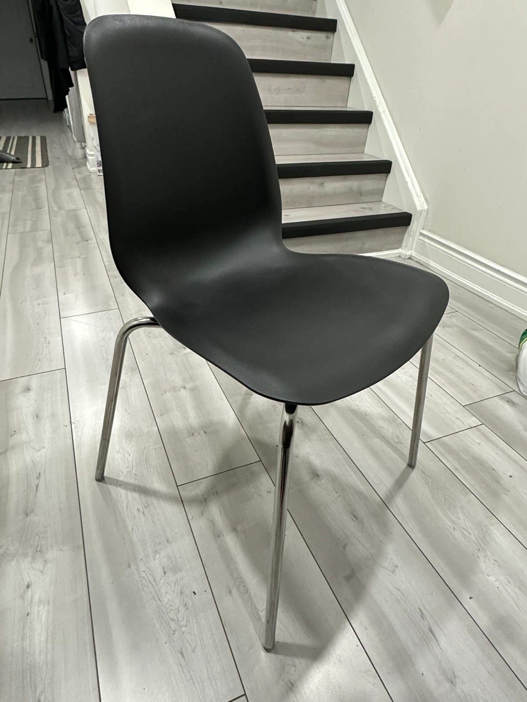 MOVE OUT SALE !gaming chair, ikea desk, chair and 3-drawer unit - photo 2