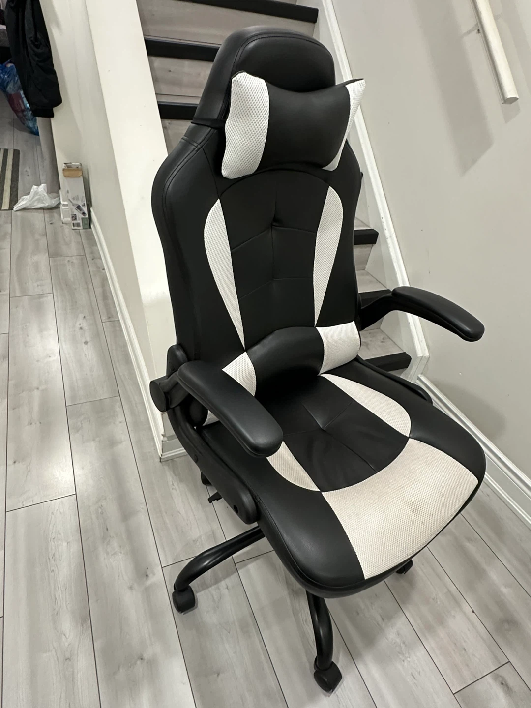 MOVE OUT SALE !gaming chair, ikea desk, chair and 3-drawer unit - photo 5