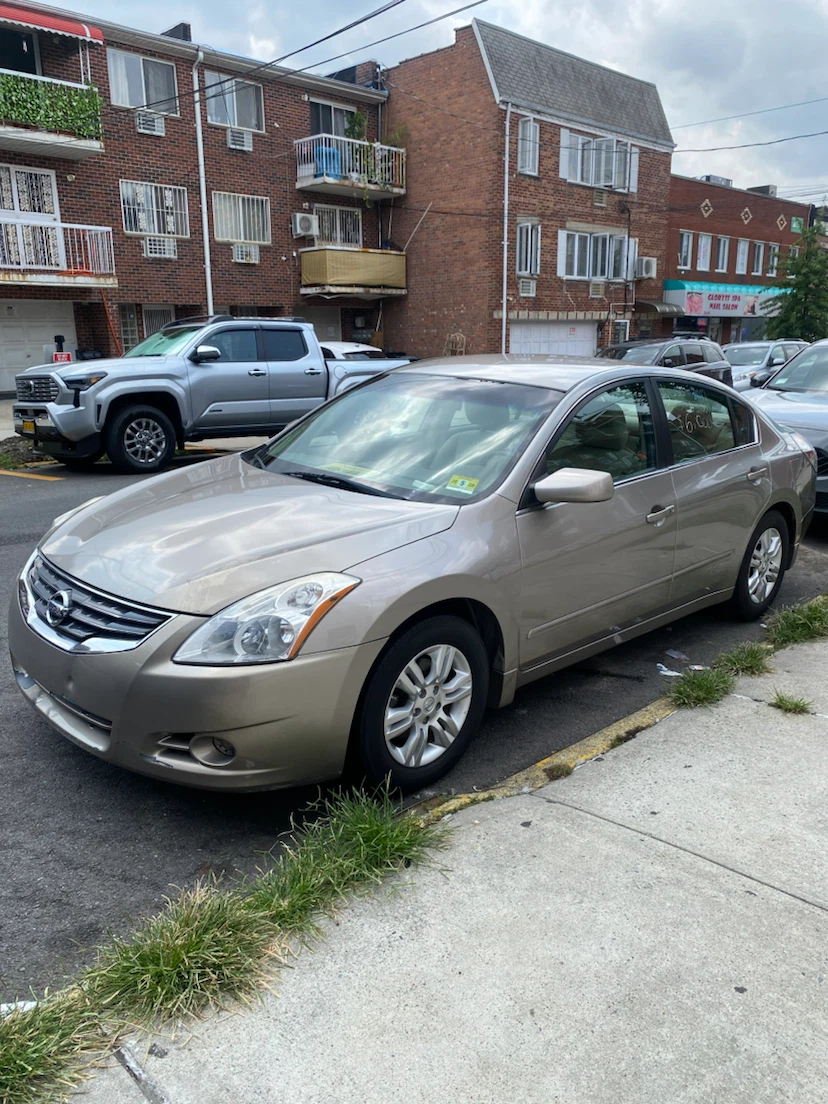 Nissan Altima Sedan 93,000 - photo 4
