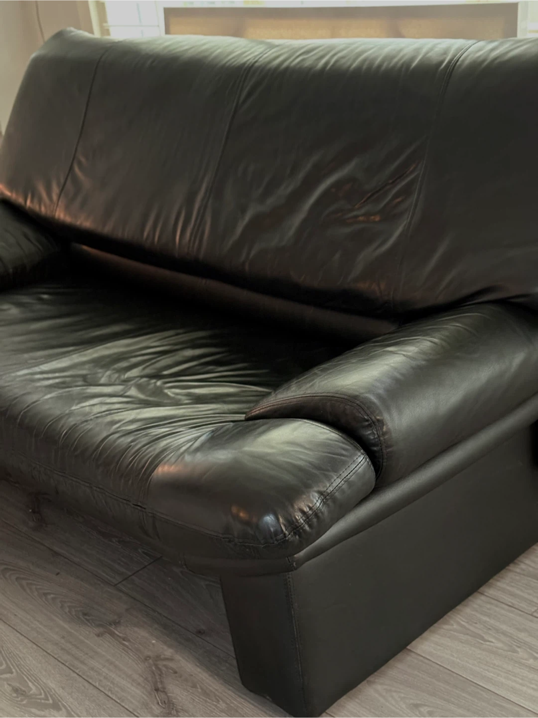 NICOLETTI SALOTTI GENUINE ITALIAN LEATHER LOVESEAT! - photo 3
