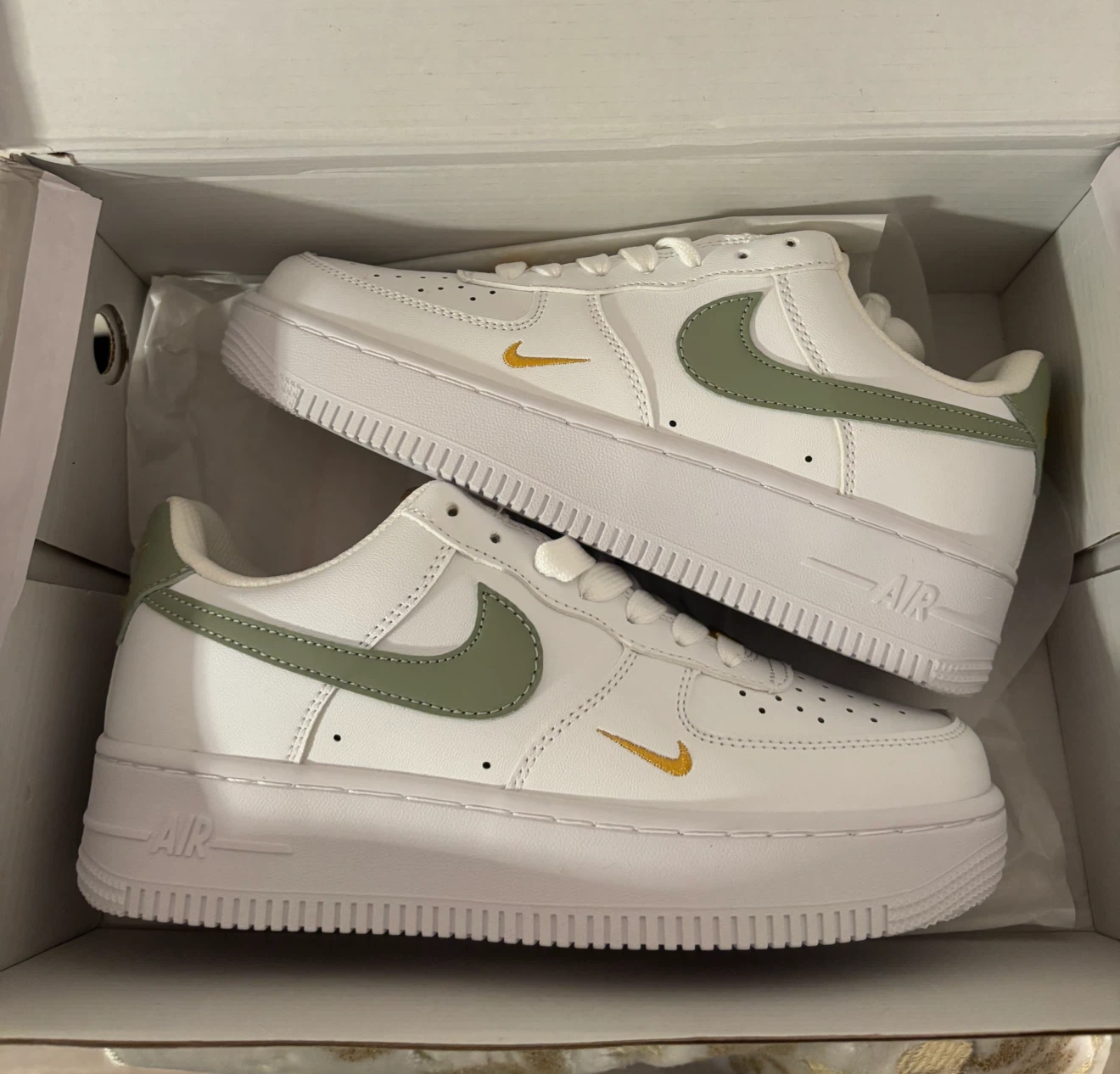 Nike Air Force 1  White Green (Size 6 M/7.5 W)