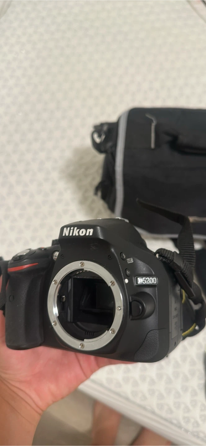 Nikon D5200 DSLR Camera with 18-140mm Lens and Bag