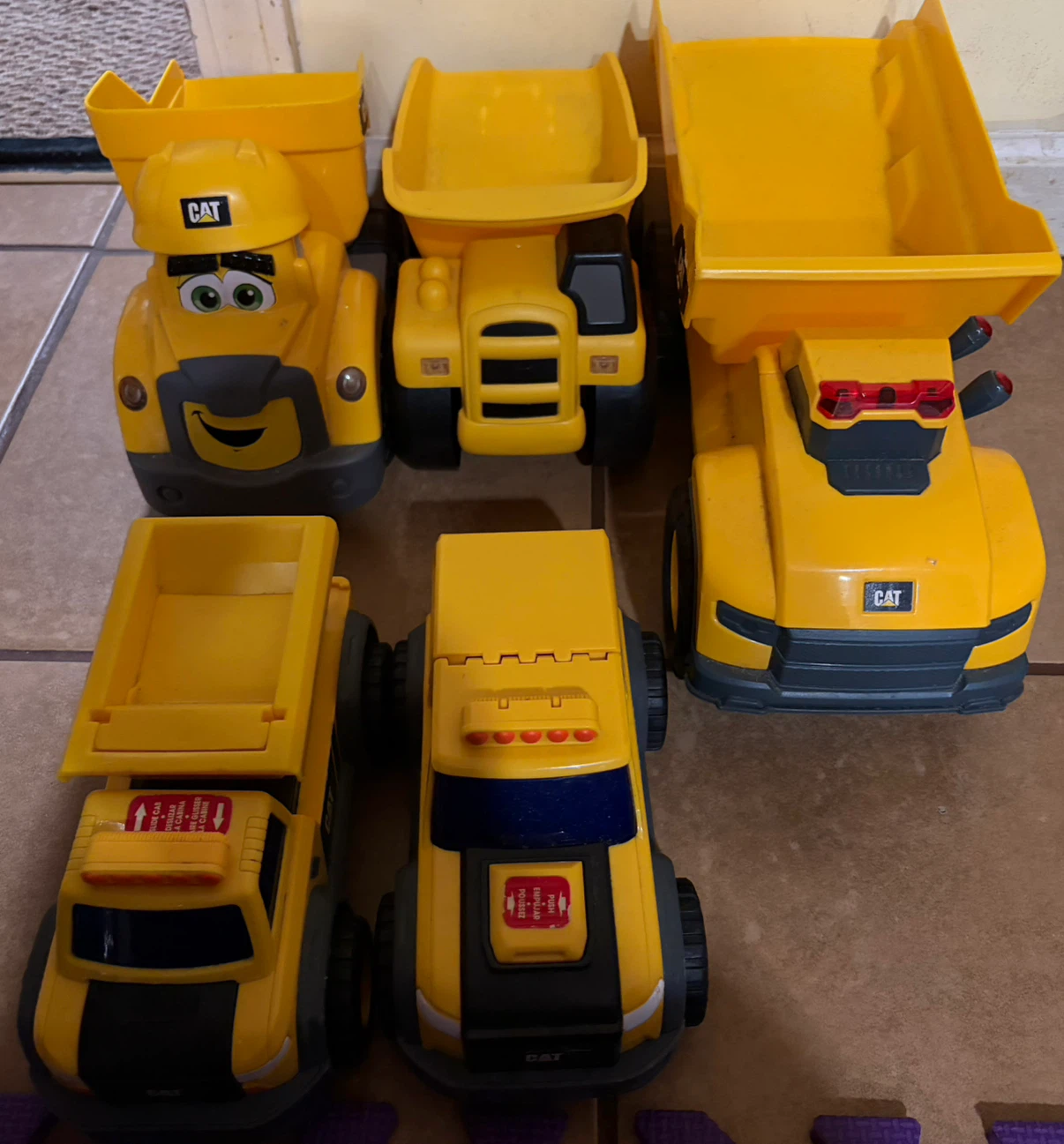 5 CAT dump trucks toy set