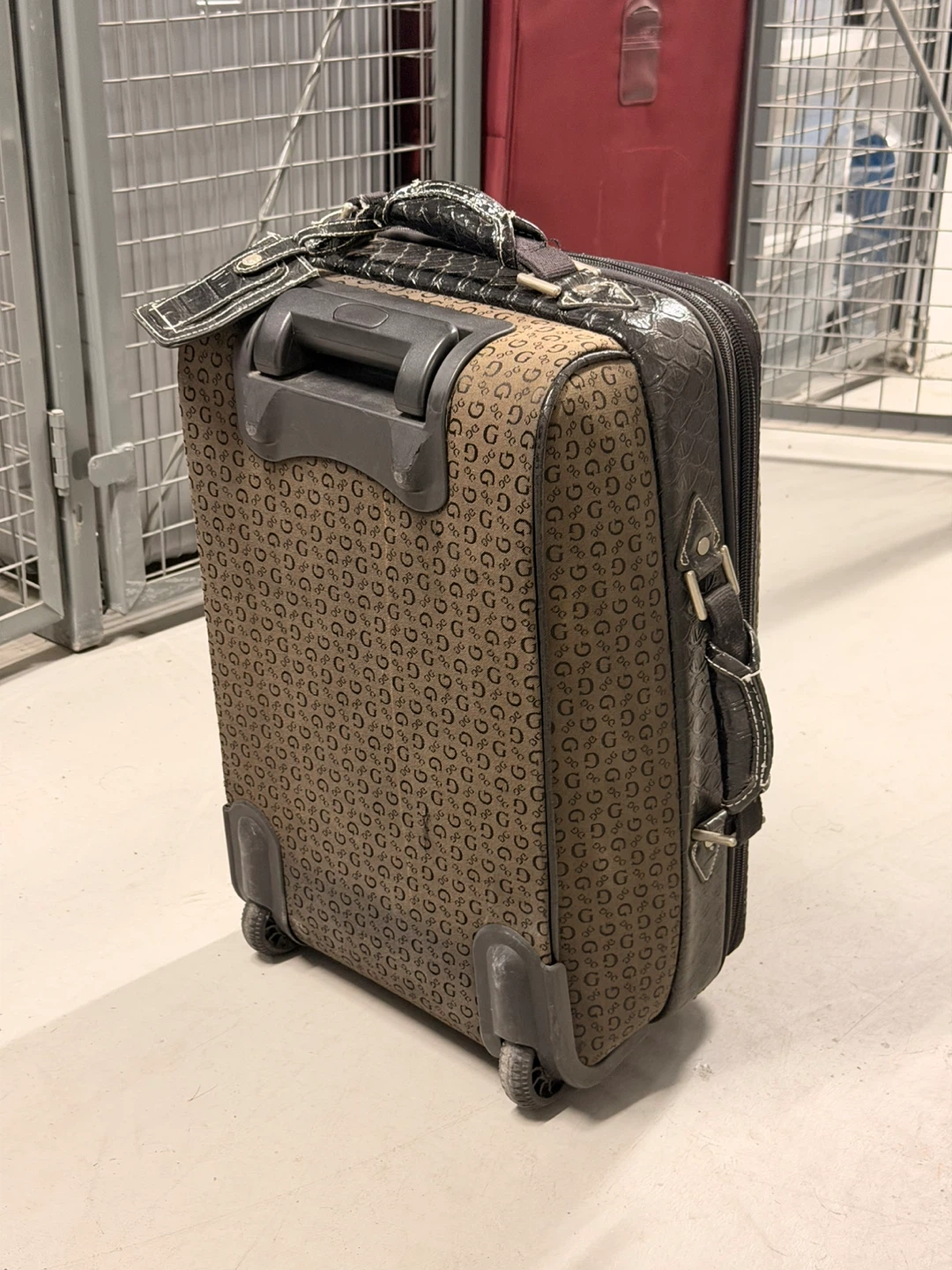 Guess Rolling Suitcase - photo 3