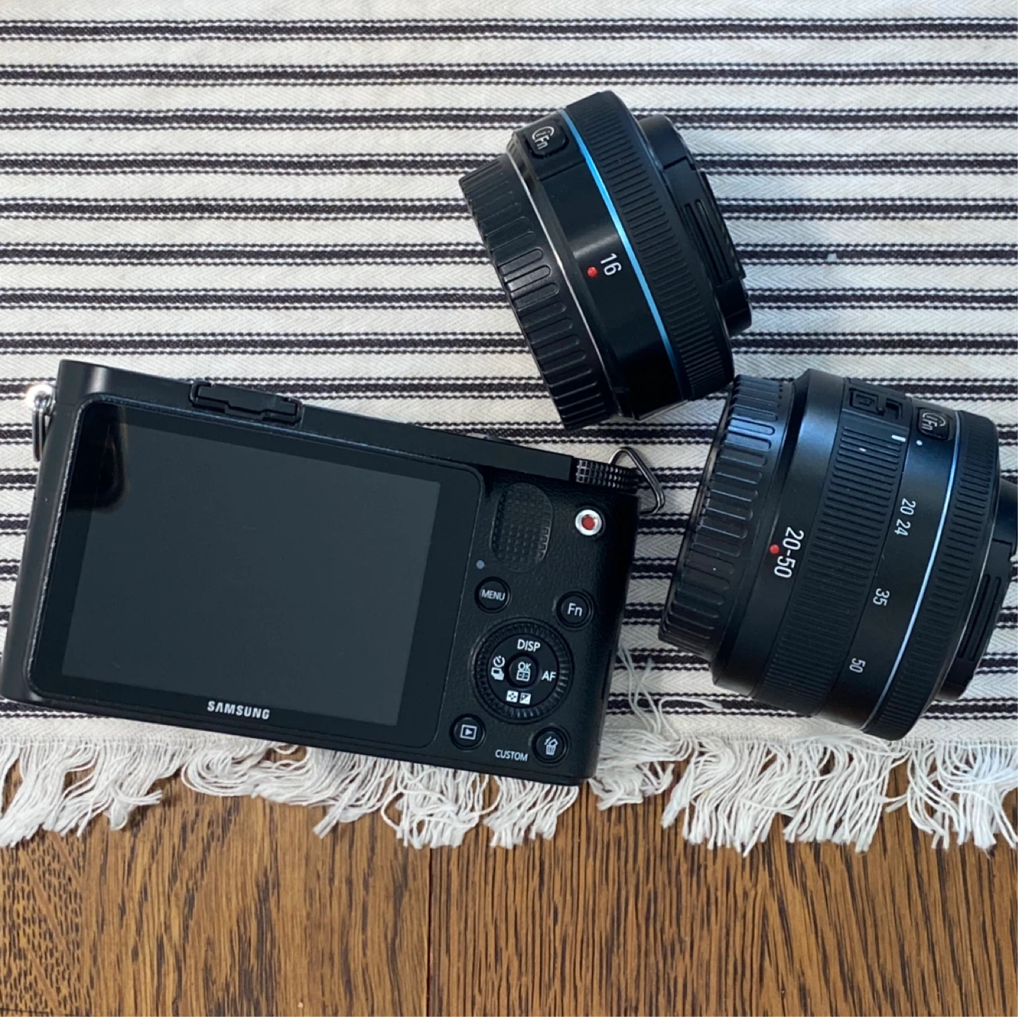 Samsung NX1000 Camera with 2 Lenses - photo 3