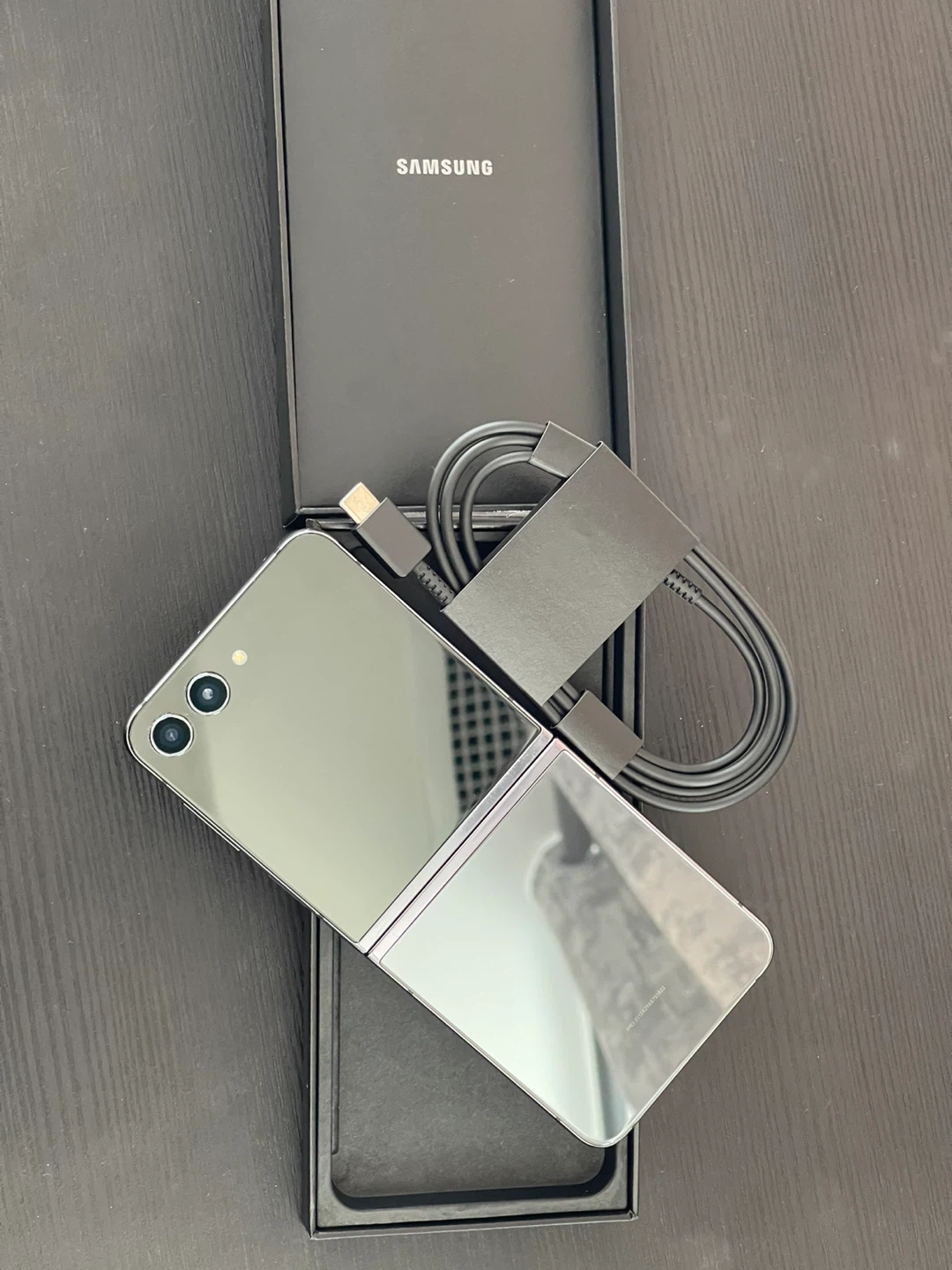 Mint condition Samsung Galaxy Z Flip5, as good as open box - photo 2