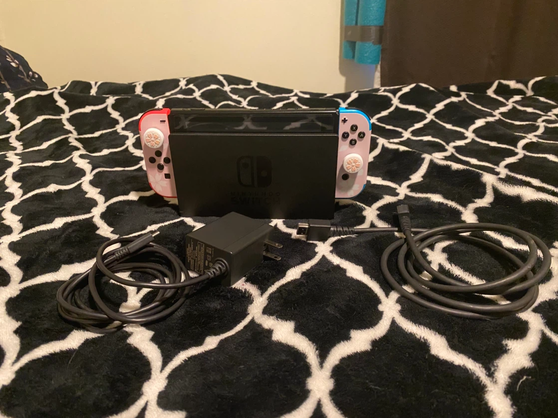 Nintendo Switch 1 + Sakura carrying case