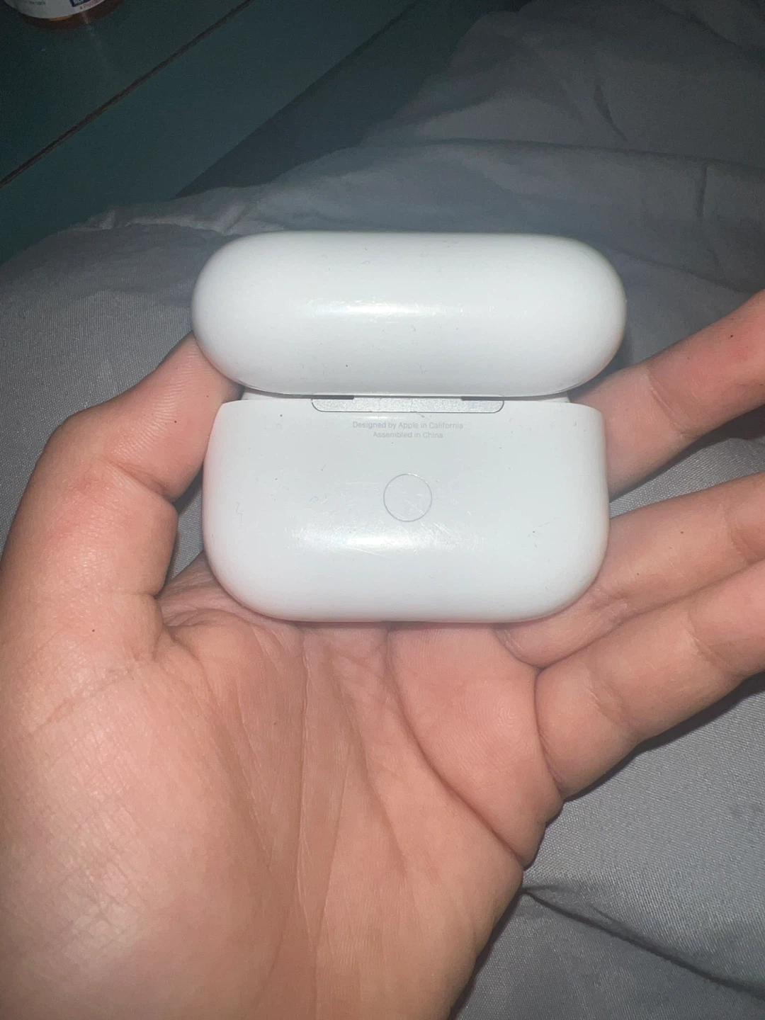 Apple AirPods Pro (2nd Gen) Charging Case - photo 2