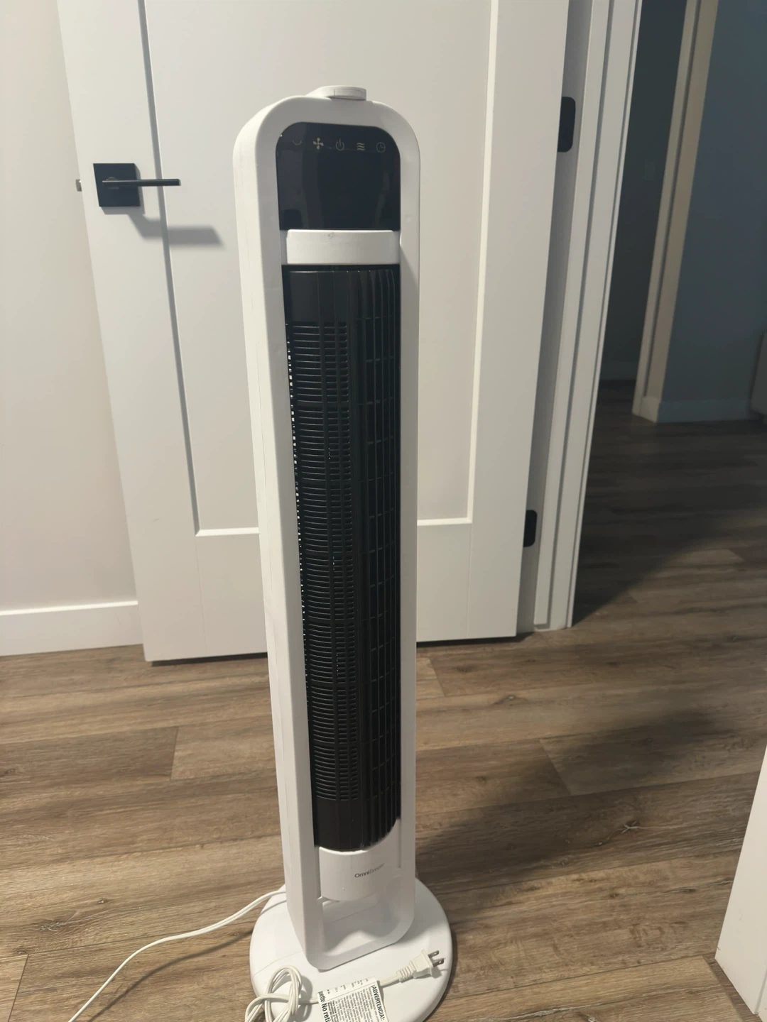 Barely used Omnibreeze white fan - photo 2