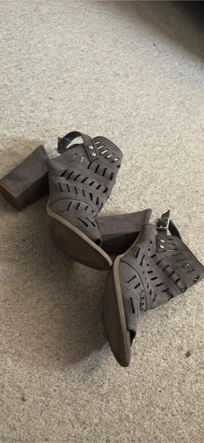 Grey Cut-out Heeled Sandals - photo 3