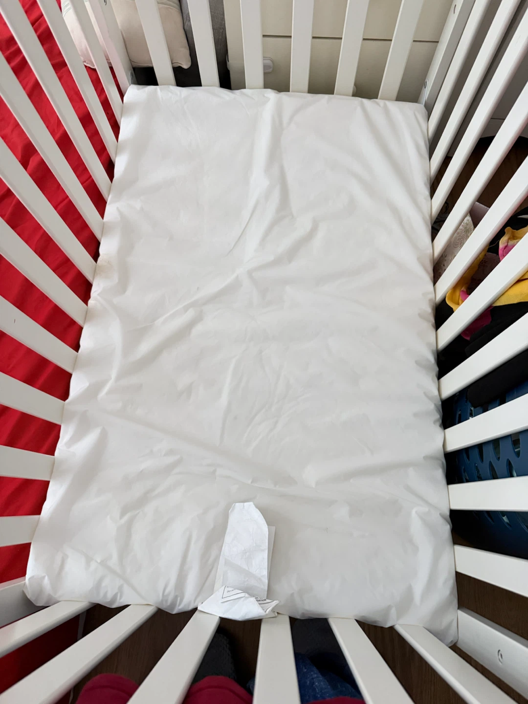 Selling a baby crib with mattress - photo 2