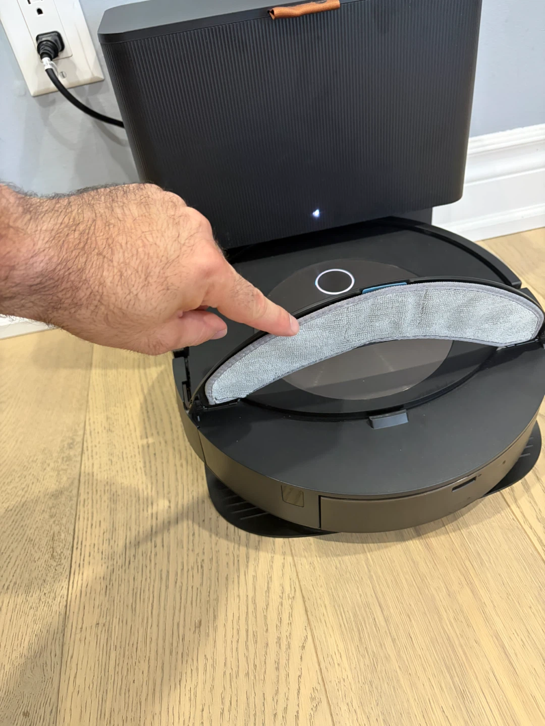 iRobot Roomba Combo j9+ with Auto-Fill Clean Base - photo 2